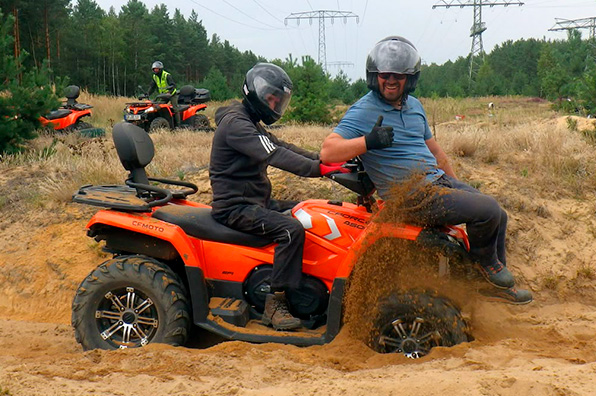 Große Jungs buddeln im Sand