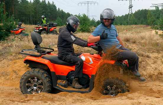 Große Jungs buddeln im Sand